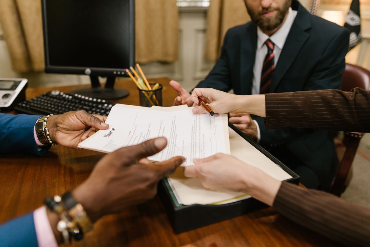 Advogados analisando documentos com o cliente